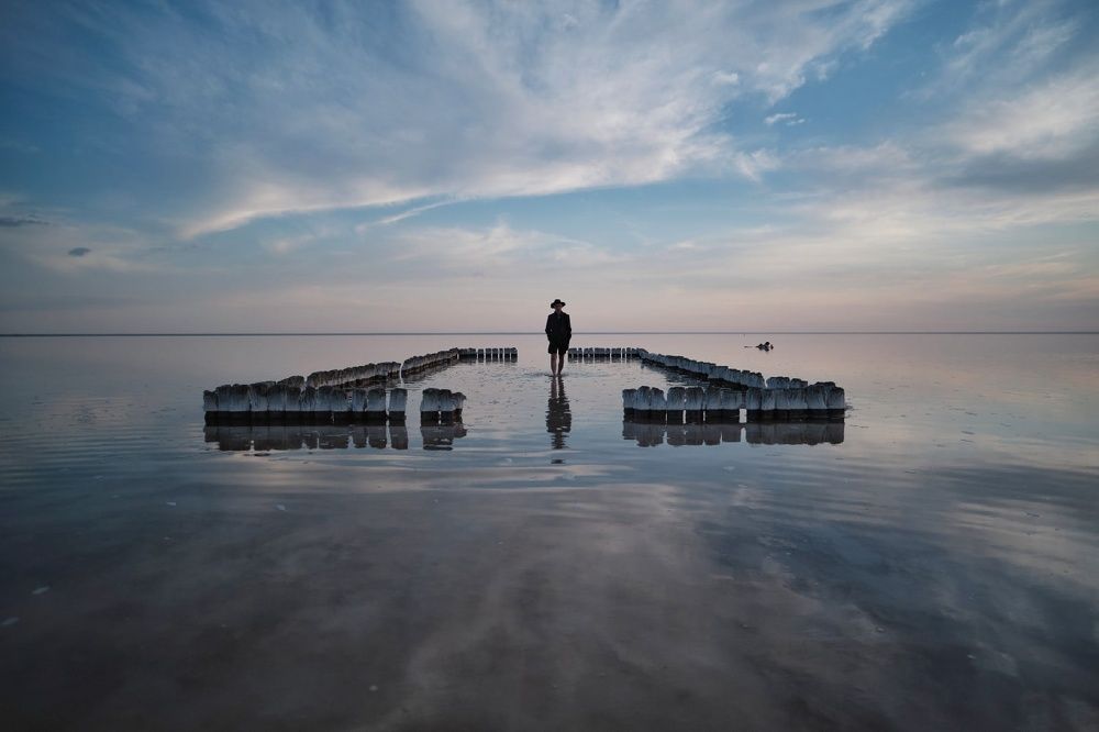 Man in hat on the lake