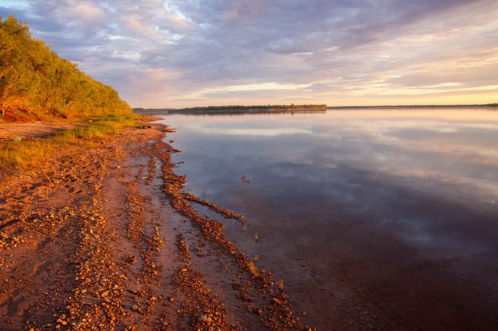 На берегу очень тихой реки...