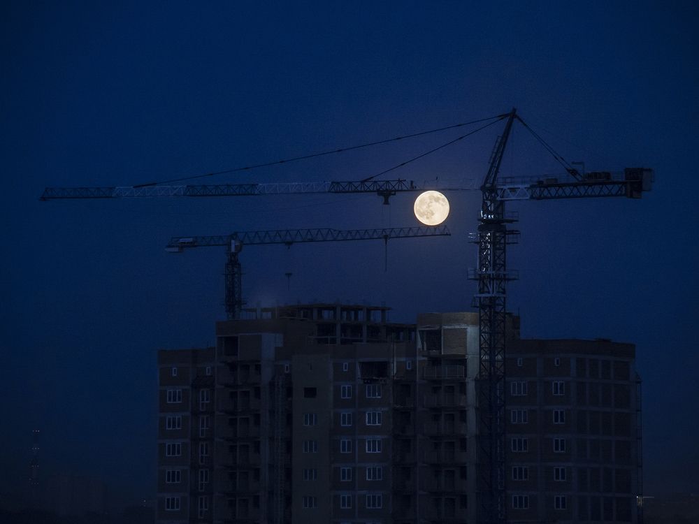 Луна зацепилась за кран