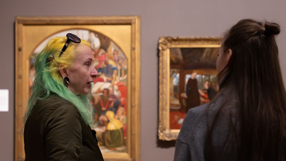 Люди на выставке