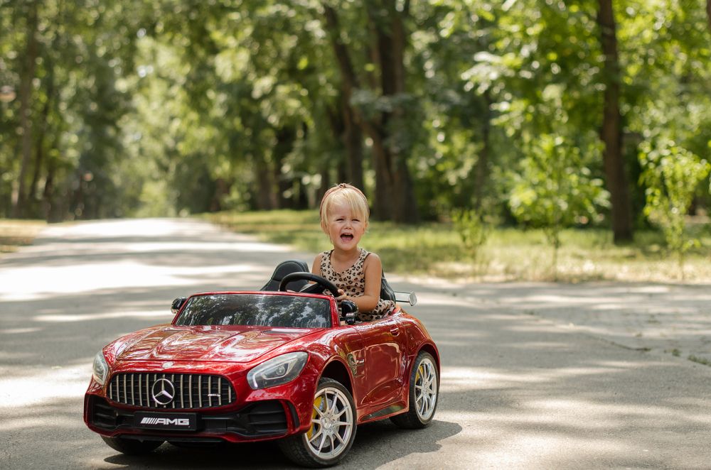 Осторожно!  За рулём  блондинка!