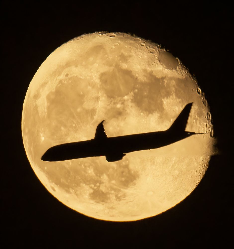 The plane and the supermoon