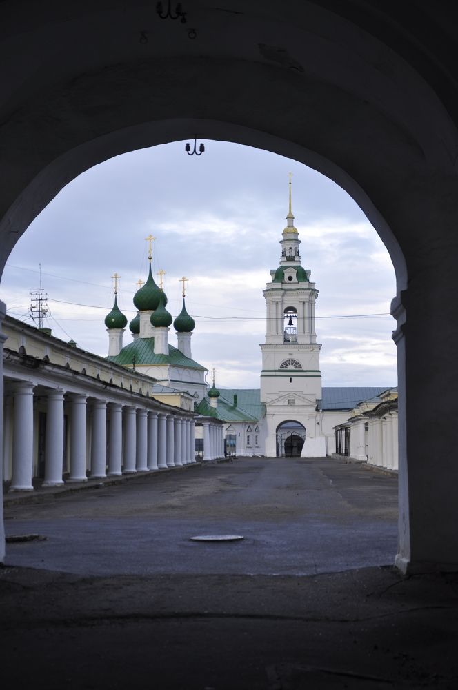 Утро в торговых рядах.