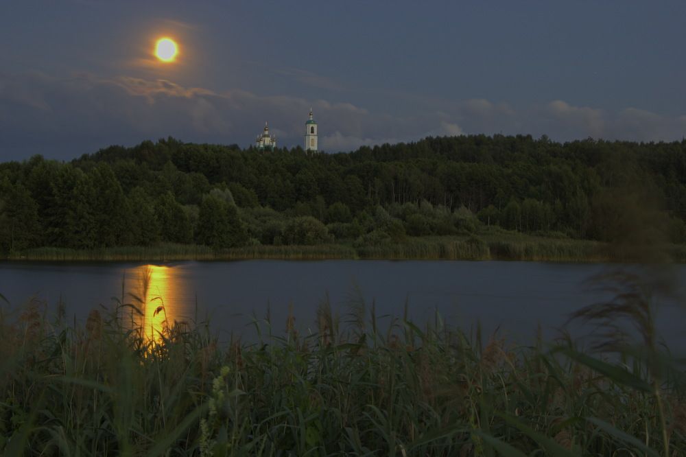 Полнолуние над озером.