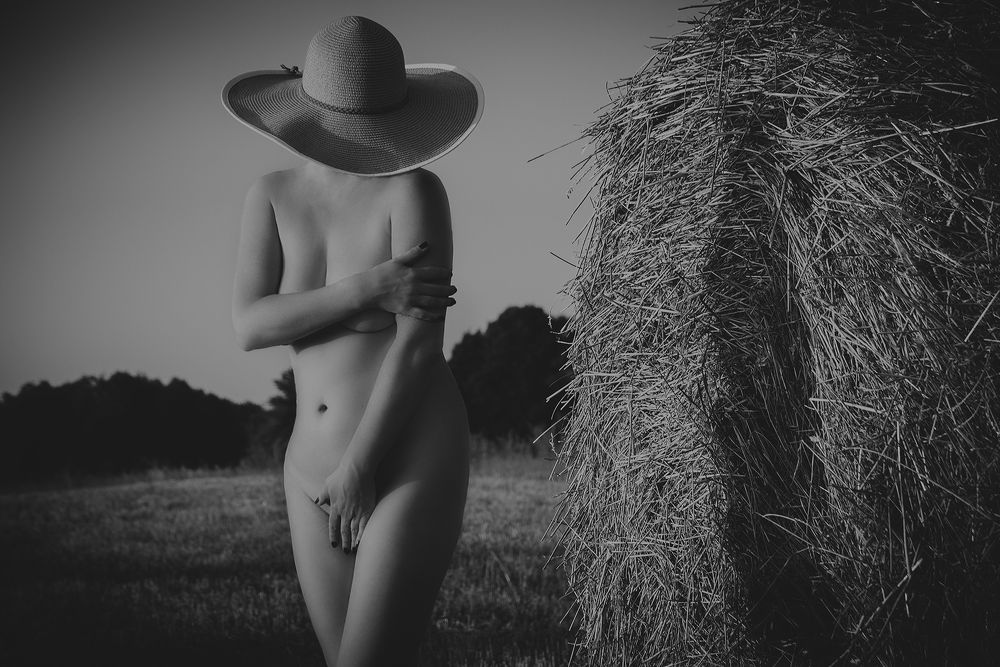 Обнаженная в шляпе