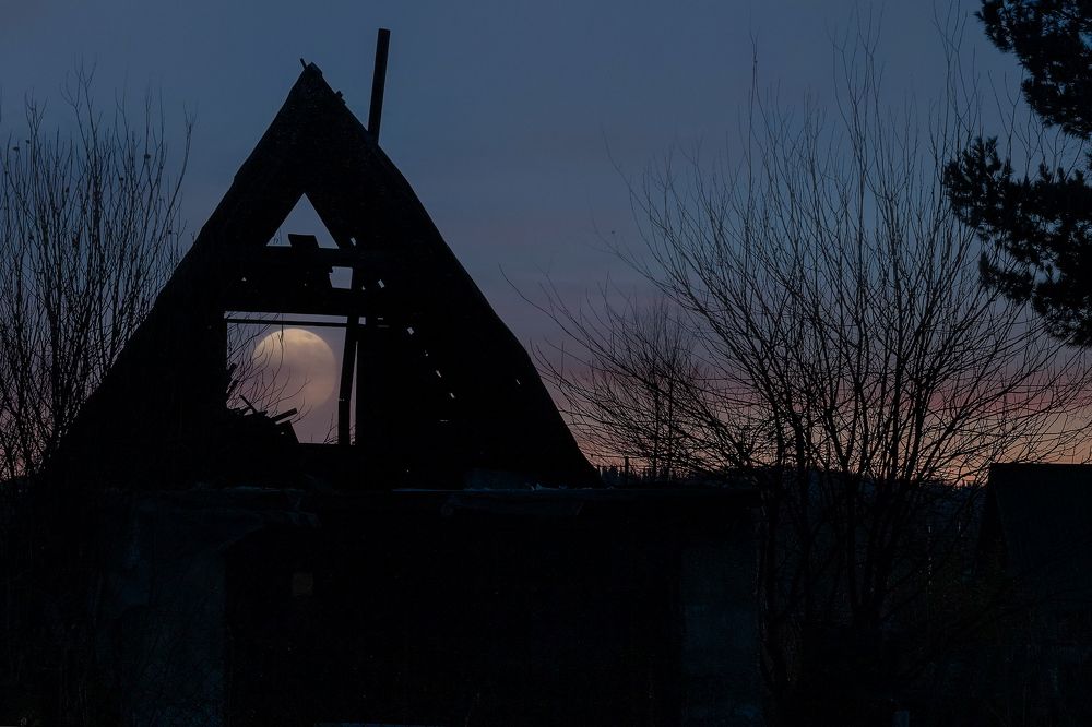 Луна на чердаке старой развалины.