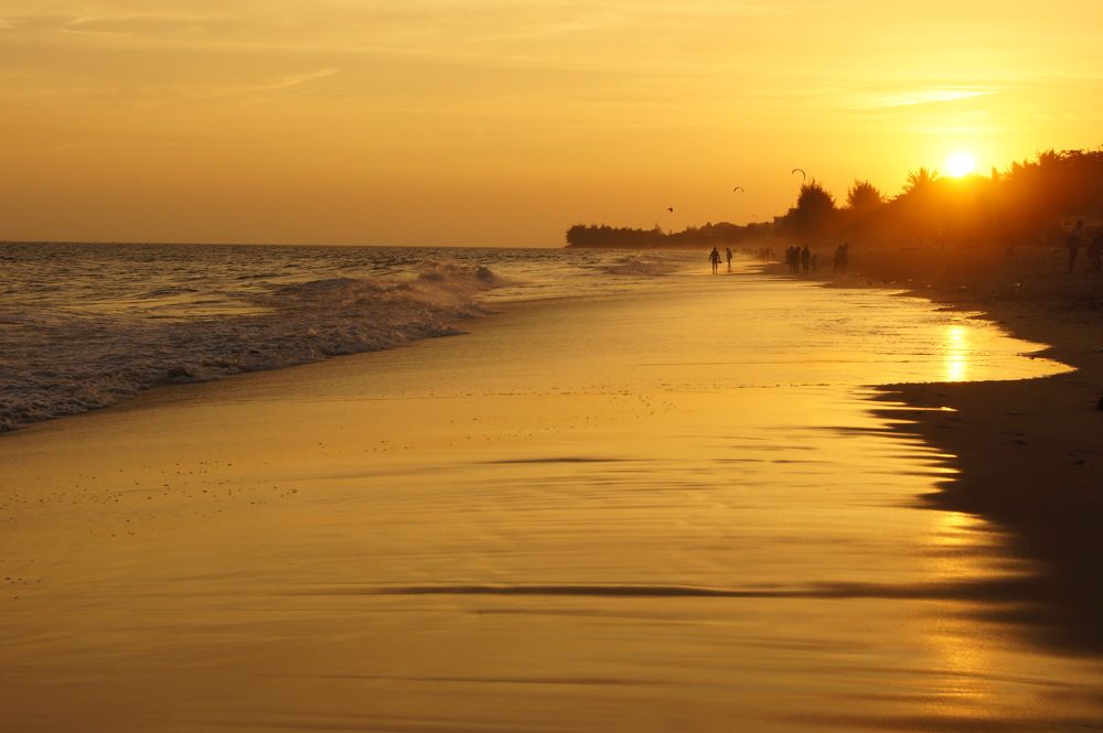 Закат на пляже.