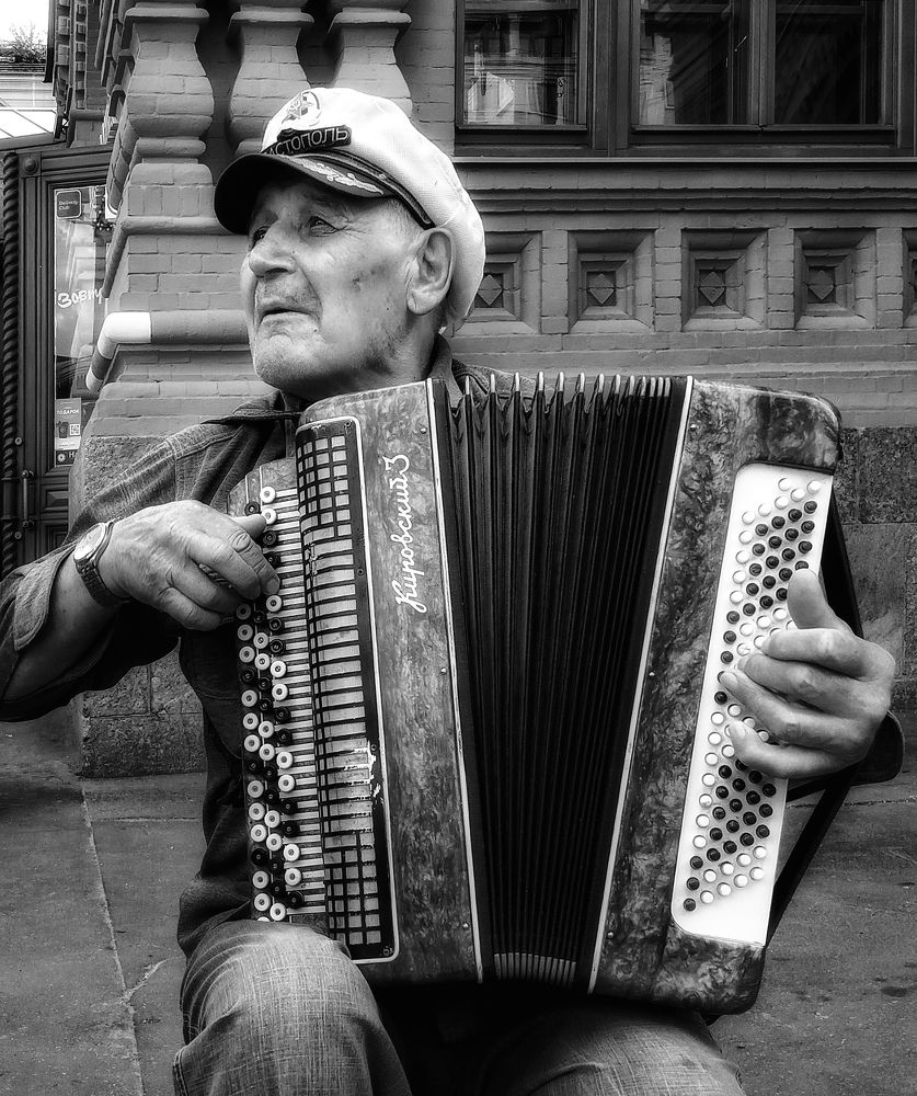 "Раскинулось море широко..."