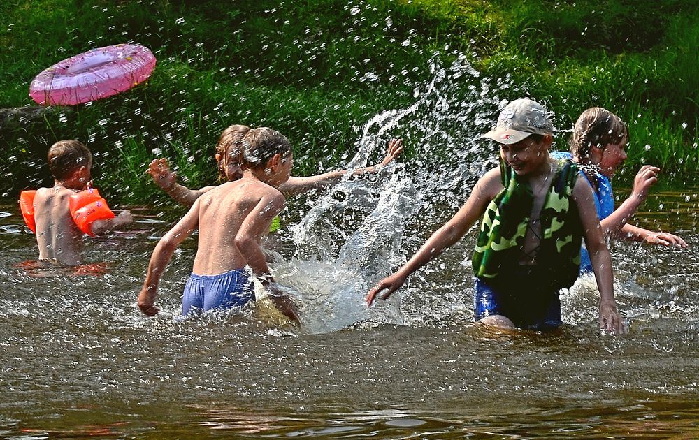 Плескание в реке.