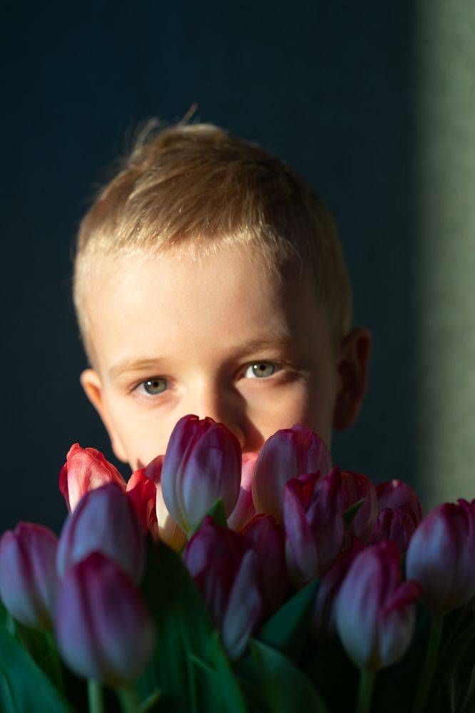 Мальчик в тюльпанах