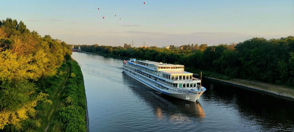 на теплоходе музыка играла