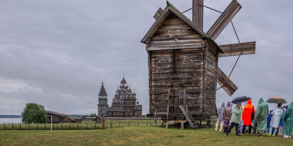 У мельницы дождь.