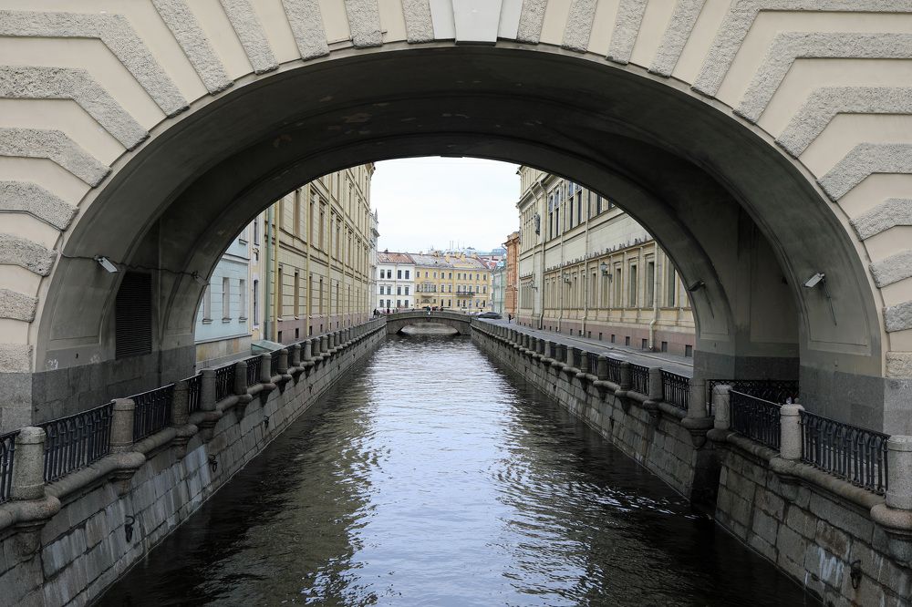 Пустынная набережная Эрмитажной (зимней) канавки