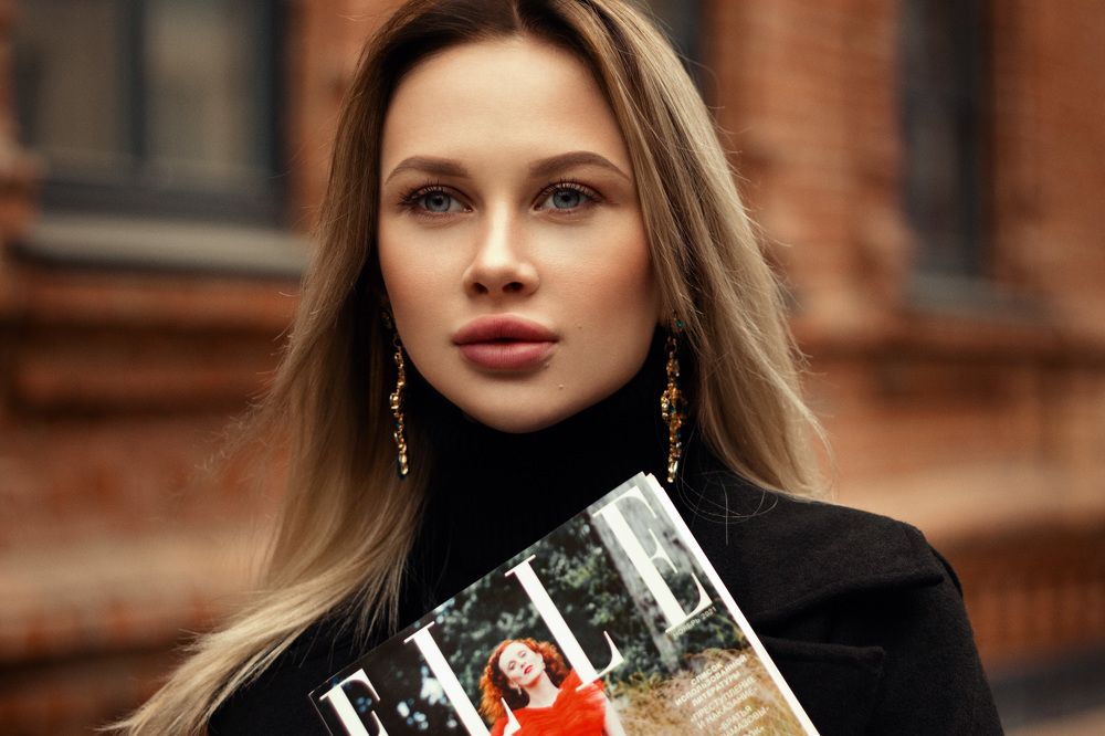 Девушка с журналом.