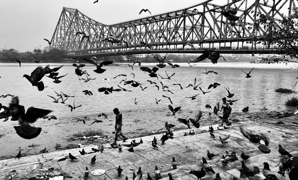 Waking up the Howrah bridge