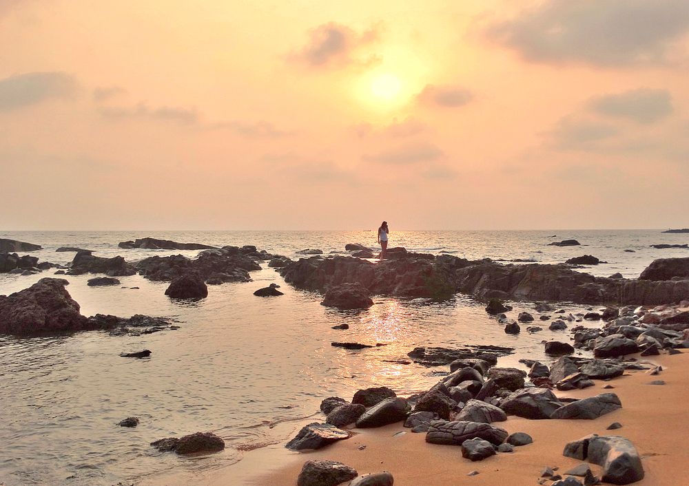 Девушка под вечерним солнцем