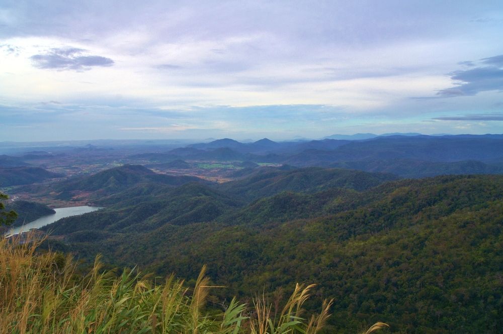 Горы и джунгли.