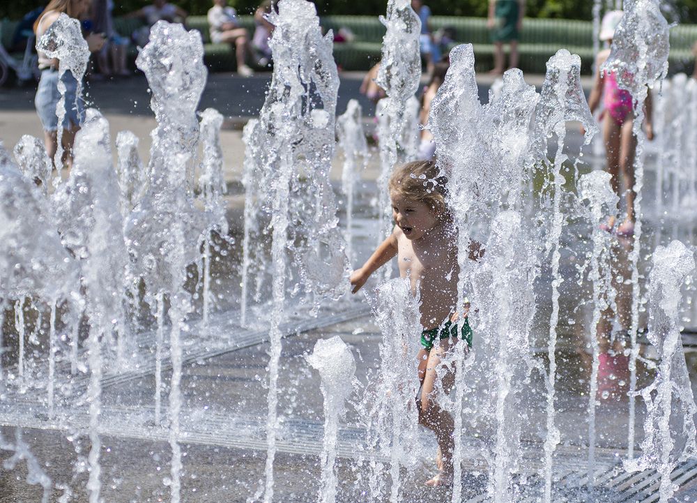 Через струи фонтана