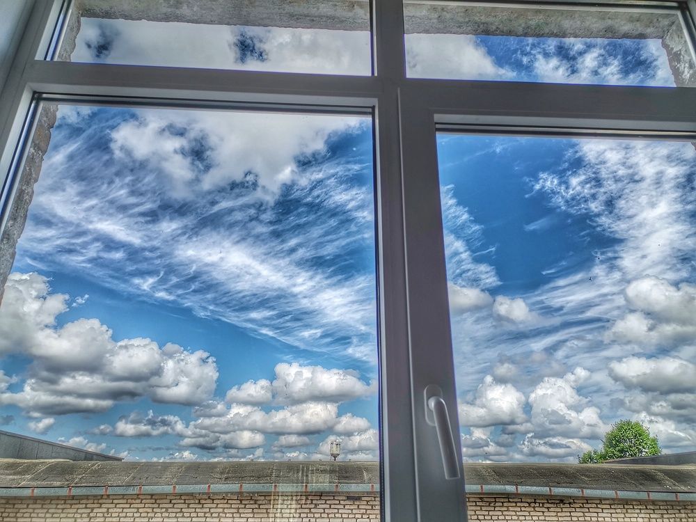 Картина за стеклом