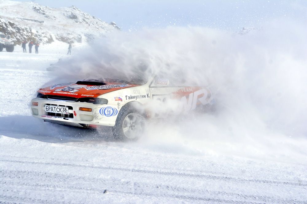 Гонка в снежной пыли