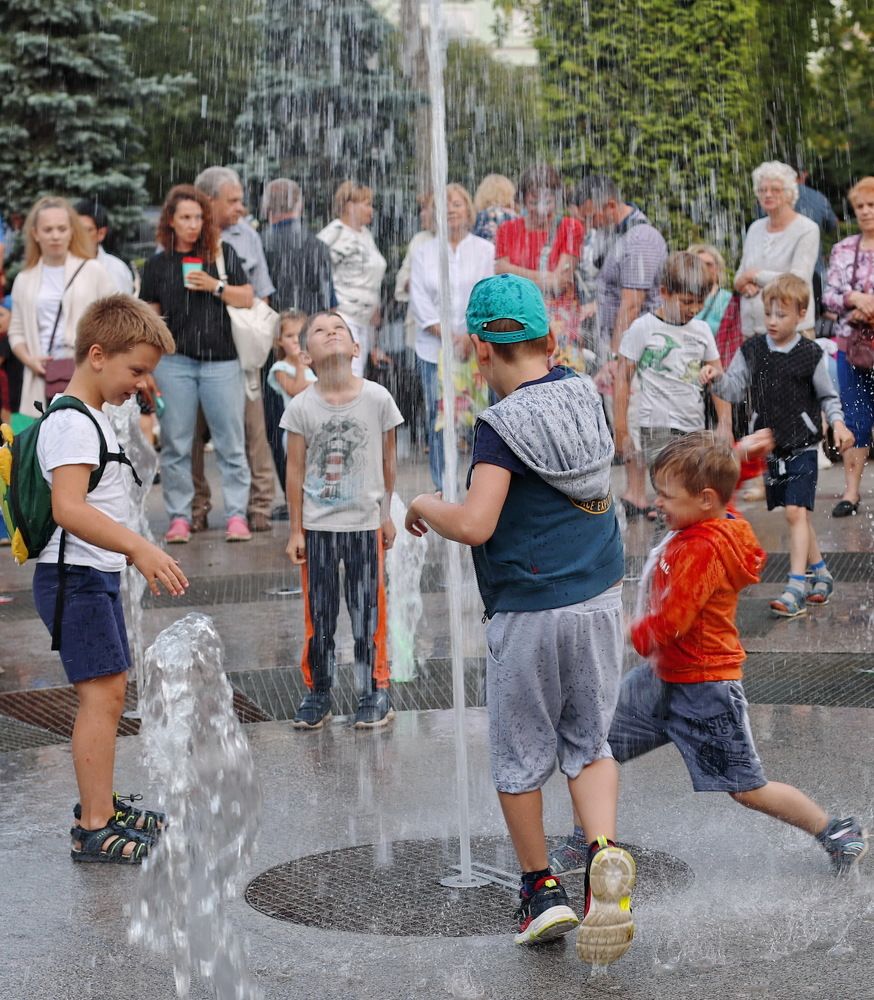 Дети и фонтан.