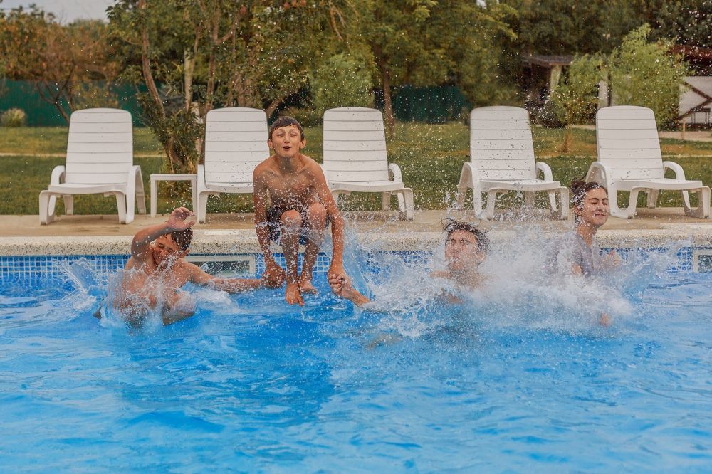 В бассейне.