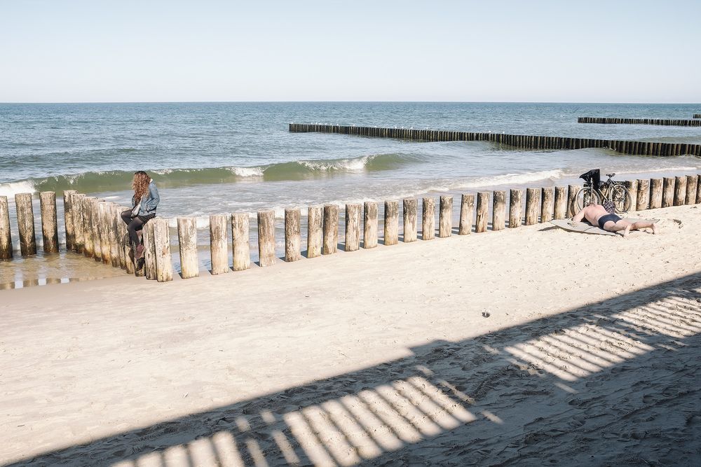 солнечные процедуры на берегу студёного моря