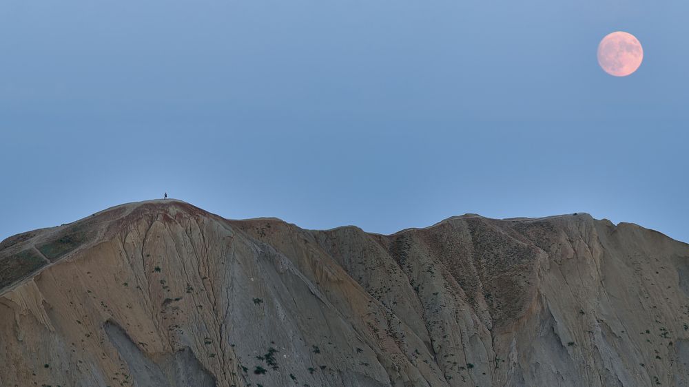 Восход полной луны над мысом Хамелеон