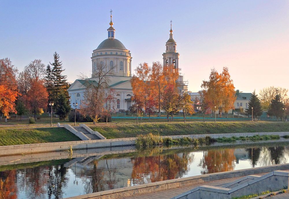 Пустые улицы осенью