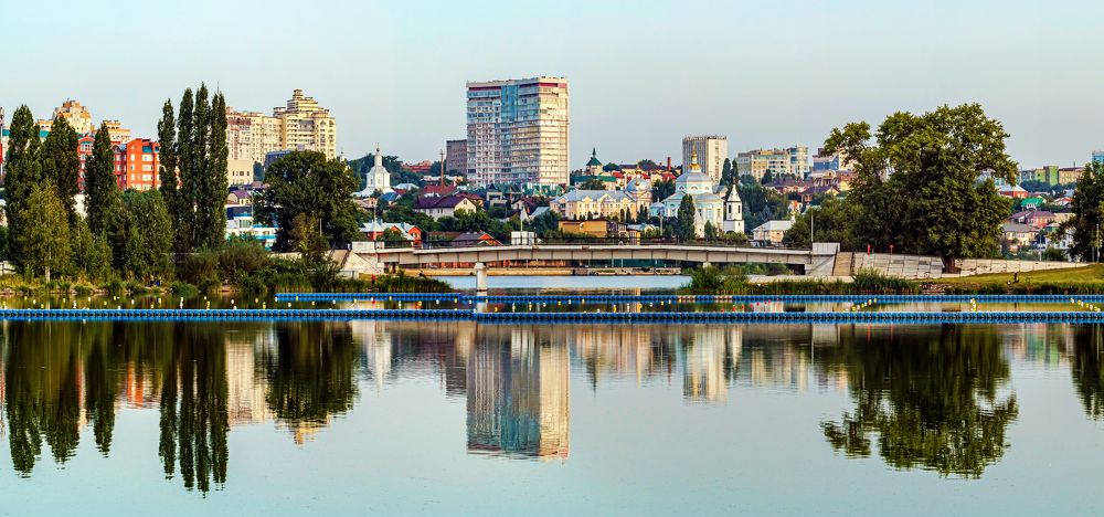Мост в городе утром..