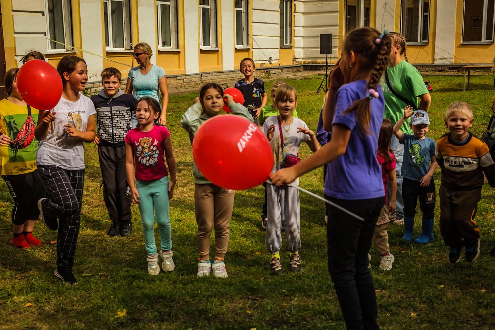 Танцуют все