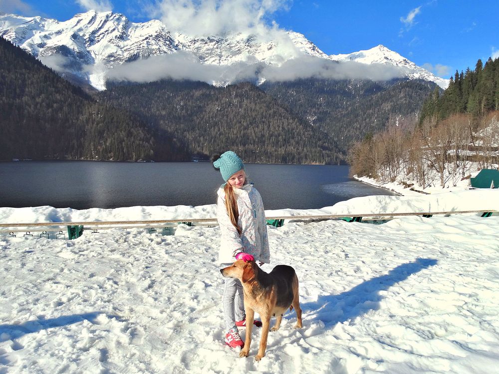 Девочка на озере Рица