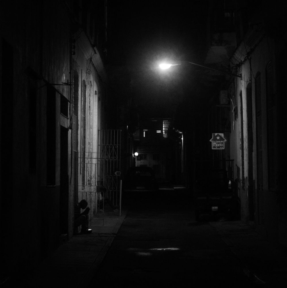 La noche miente como la ilusión, pero es locamente bella. / The night lies like illusion, but it is madly beautiful.