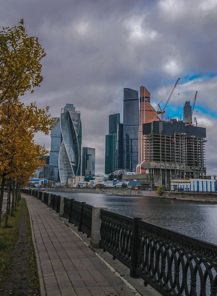 На набережной.