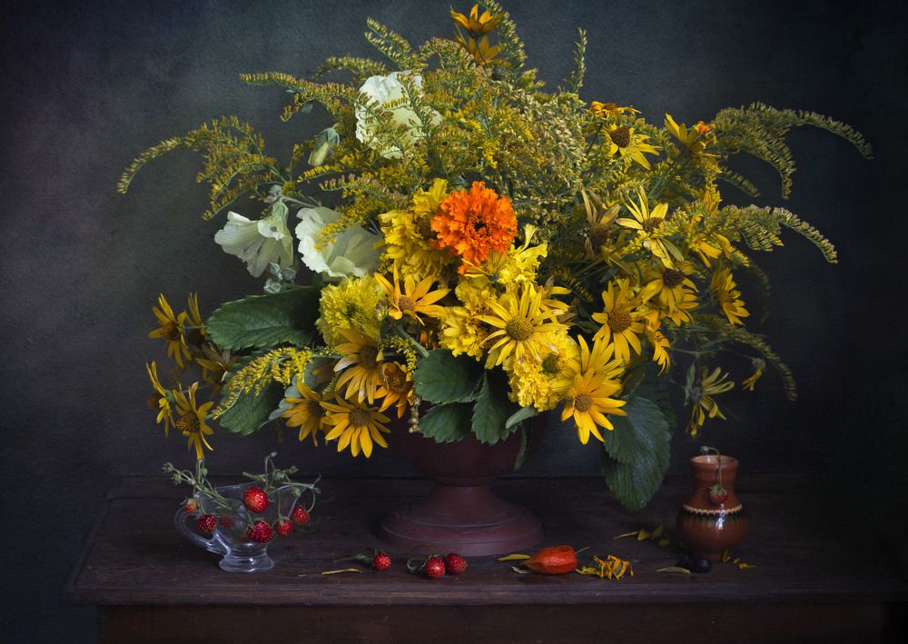 Жёлтые цветы и поздняя клубничка