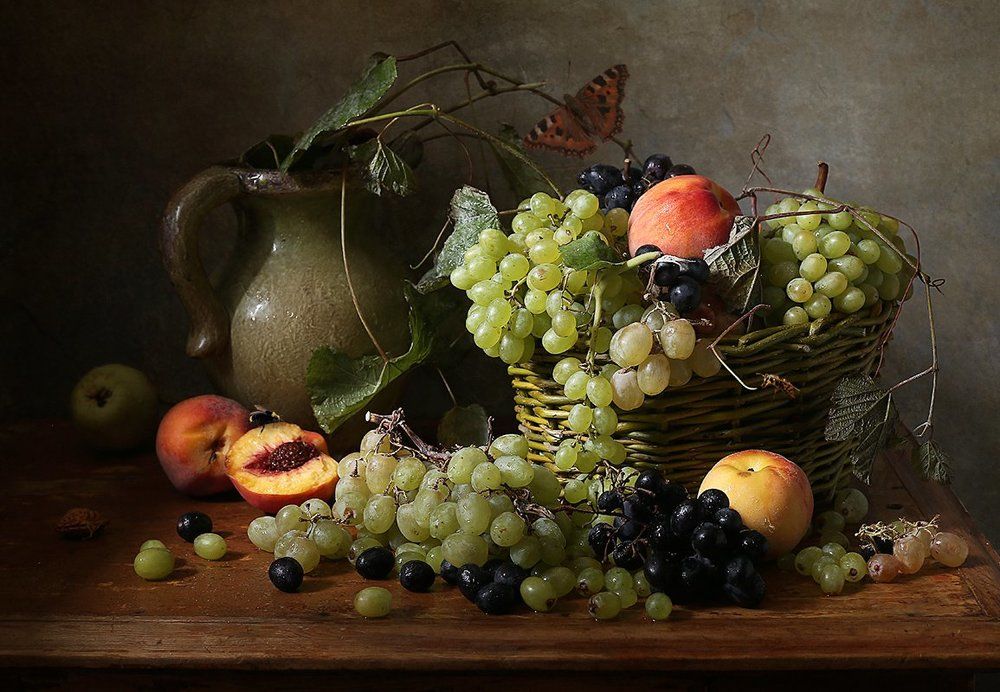 Корзина с виноградом