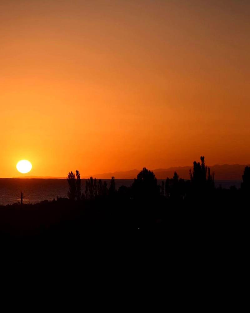 Восход на озере Иссык-Куль