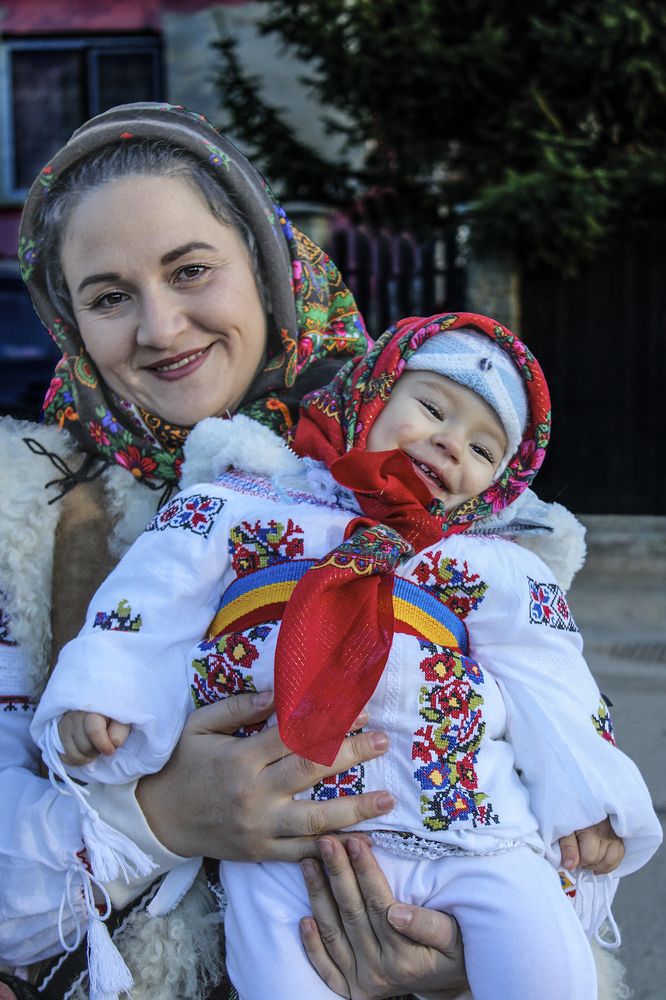 Mother with her daughter in Moldavian national costume