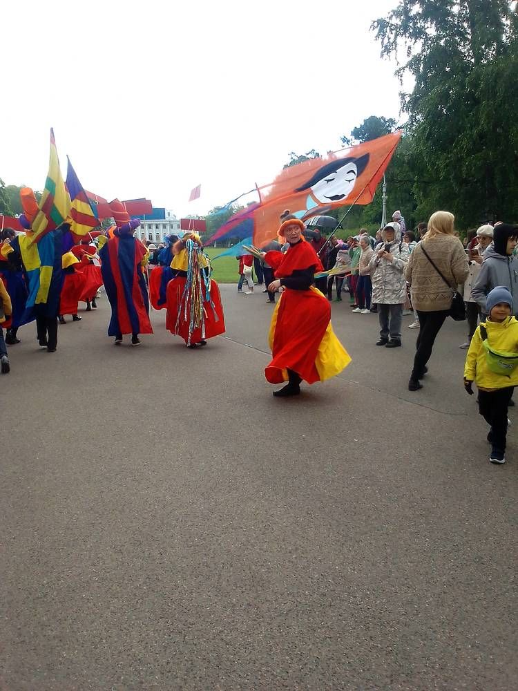 Уличный театральный фестиваль на Елагином острове в Сант-Петербурге.
