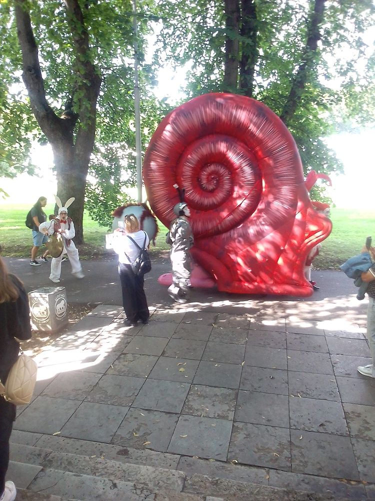 Уличный театральный фестиваль на Елагином острове в Сант-Петербурге.