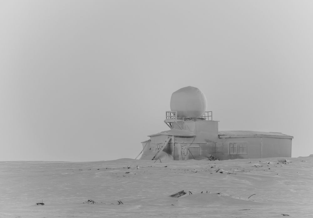 Заброшенная полярная станция в арктике