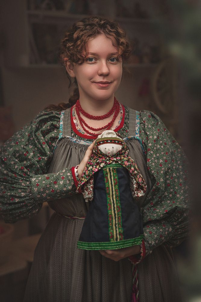 Лиза со своей куклой