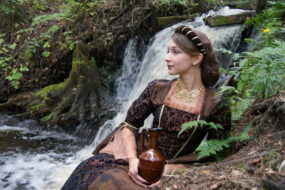 Девушка у водопада