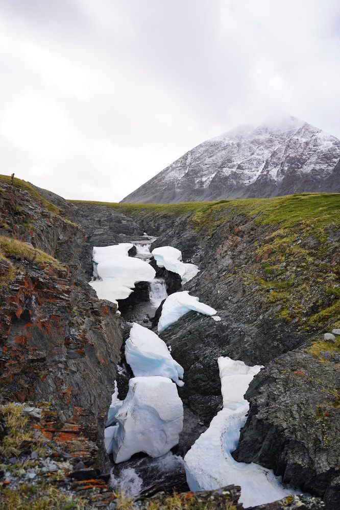 МАленький человек на большом водопаде