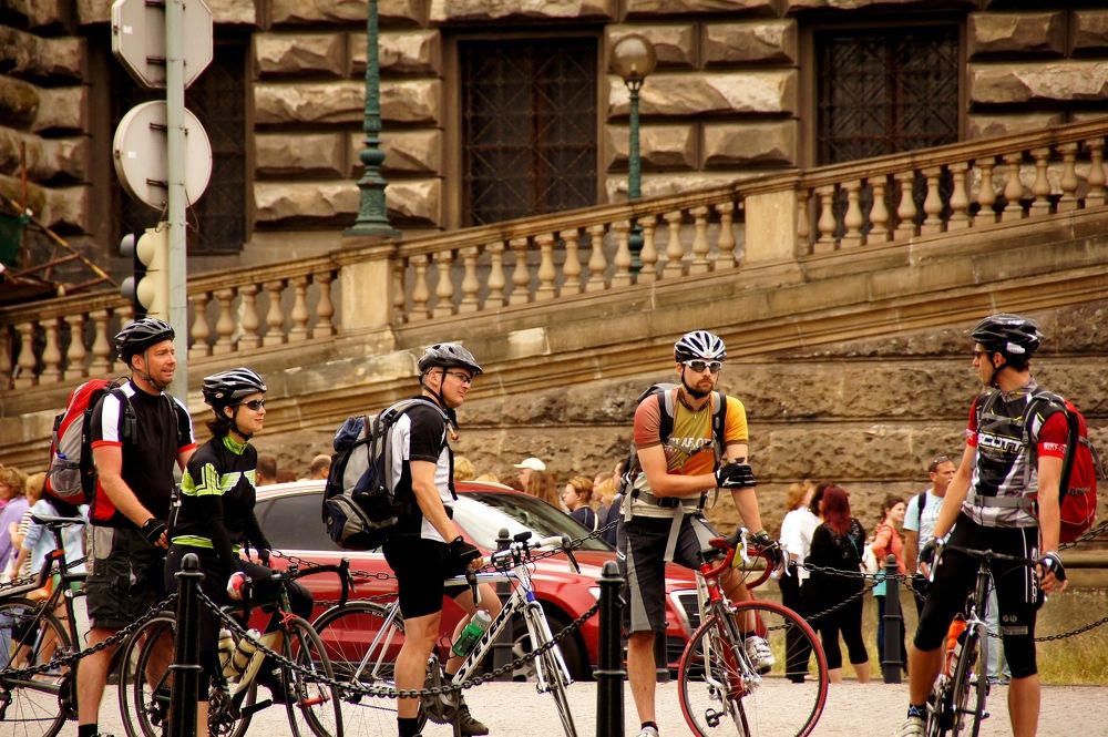 Велосипедисты на площади