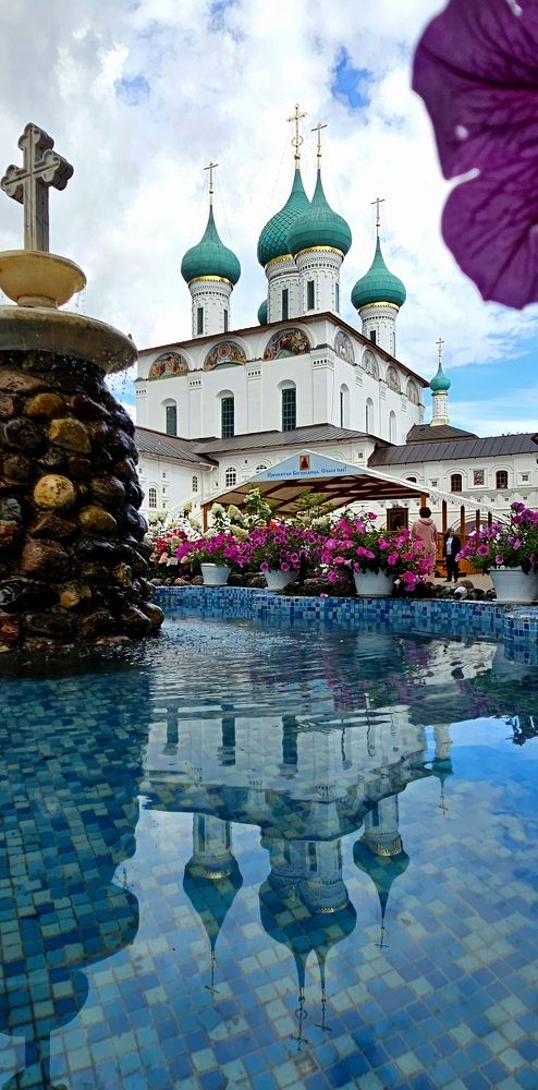 Церковь в отражении
