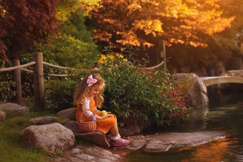 Девочка в осенение японском саду.