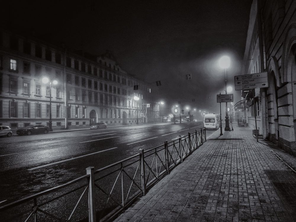 Город спит.