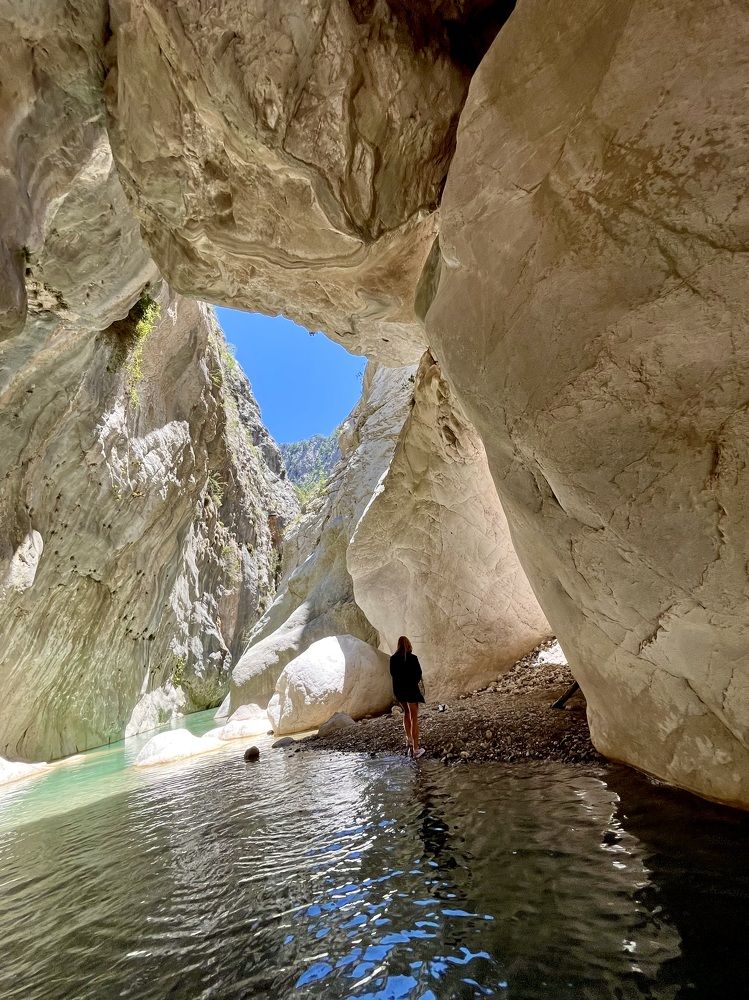 В каменных объятиях