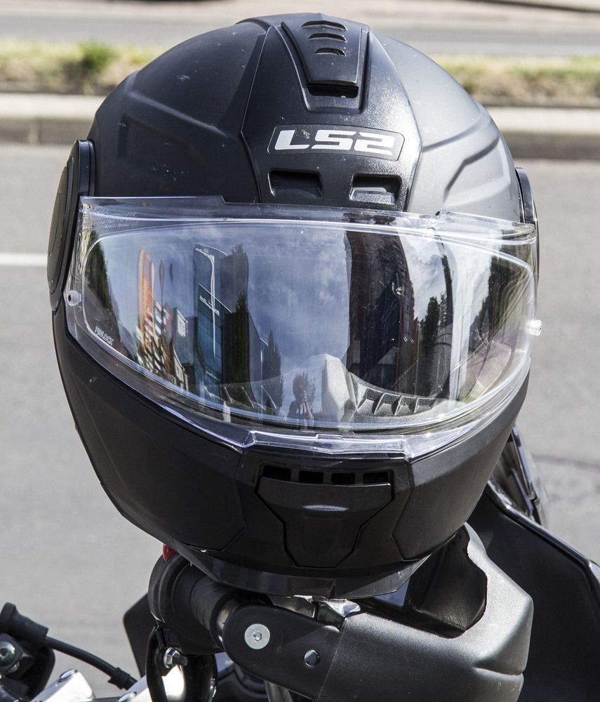 Мир в байкерском шлеме